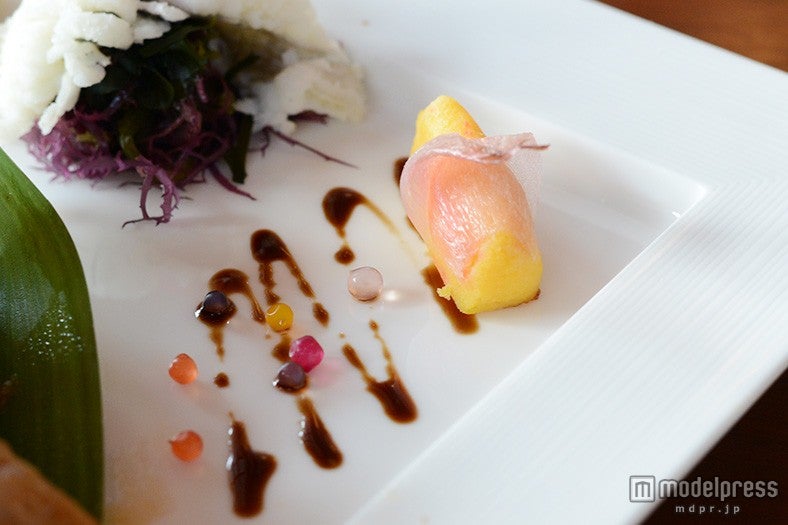 茗荷の黄身寿司、夜空に輝く星をイメージした盛り付け