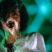 欅坂46平手友梨奈 バッサリショート メガネが圧倒的イケメン メンバーの黒スーツ姿にざわつく モデルプレス 欅坂46平手友梨奈 バッサリショート メガネが圧倒的イケメン メンバーの黒スーツ姿にざわつく モデルプレス