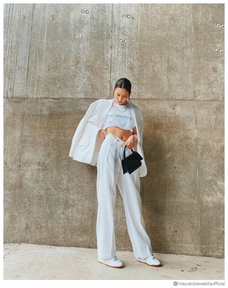 河北麻友子、“へそ出し”私服ショットに絶賛の声「足が長すぎ」