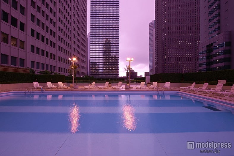 スカイプール／画像提供：京王プラザホテル
