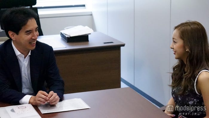 (左から)伊吹英明課長、板野友美(C)テレビ朝日・ホリプロ