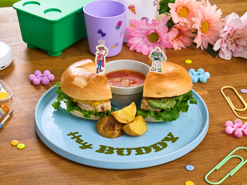 ＜ウッディ＆バズ＞久しぶりだな、相棒バーガー税込2,090円（C）Disney/Pixar