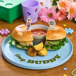 <ウッディ&バズ>久しぶりだな、相棒バーガー税込2,090円(C)Disney/Pixar
