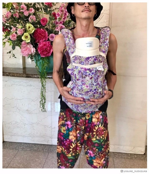 窪塚洋介、愛娘連れ初外出 抱っこ姿に反響