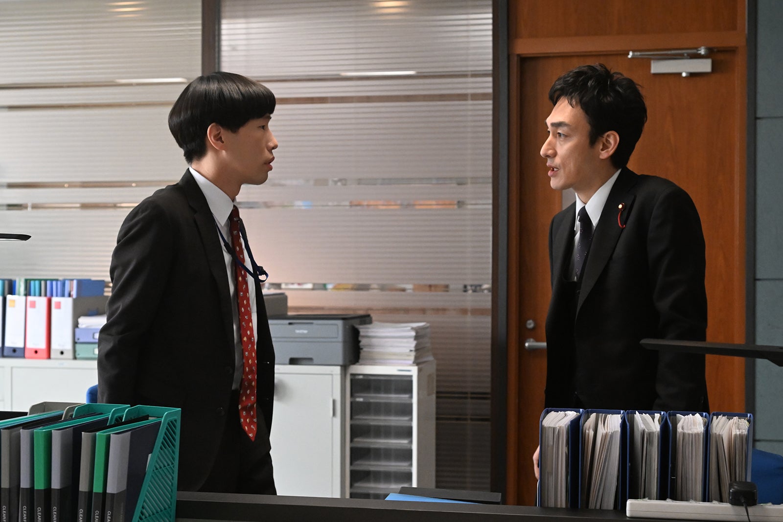 坂口涼太郎、草なぎ剛 「罠の戦争」最終話より（C）カンテレ