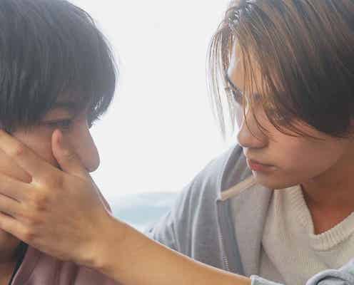 「タカラのびいどろ」岩瀬洋志&小西詠斗がキス 押し倒す“不意打ち”ラブシーンに「ズルすぎる」「天才」と悶絶の声