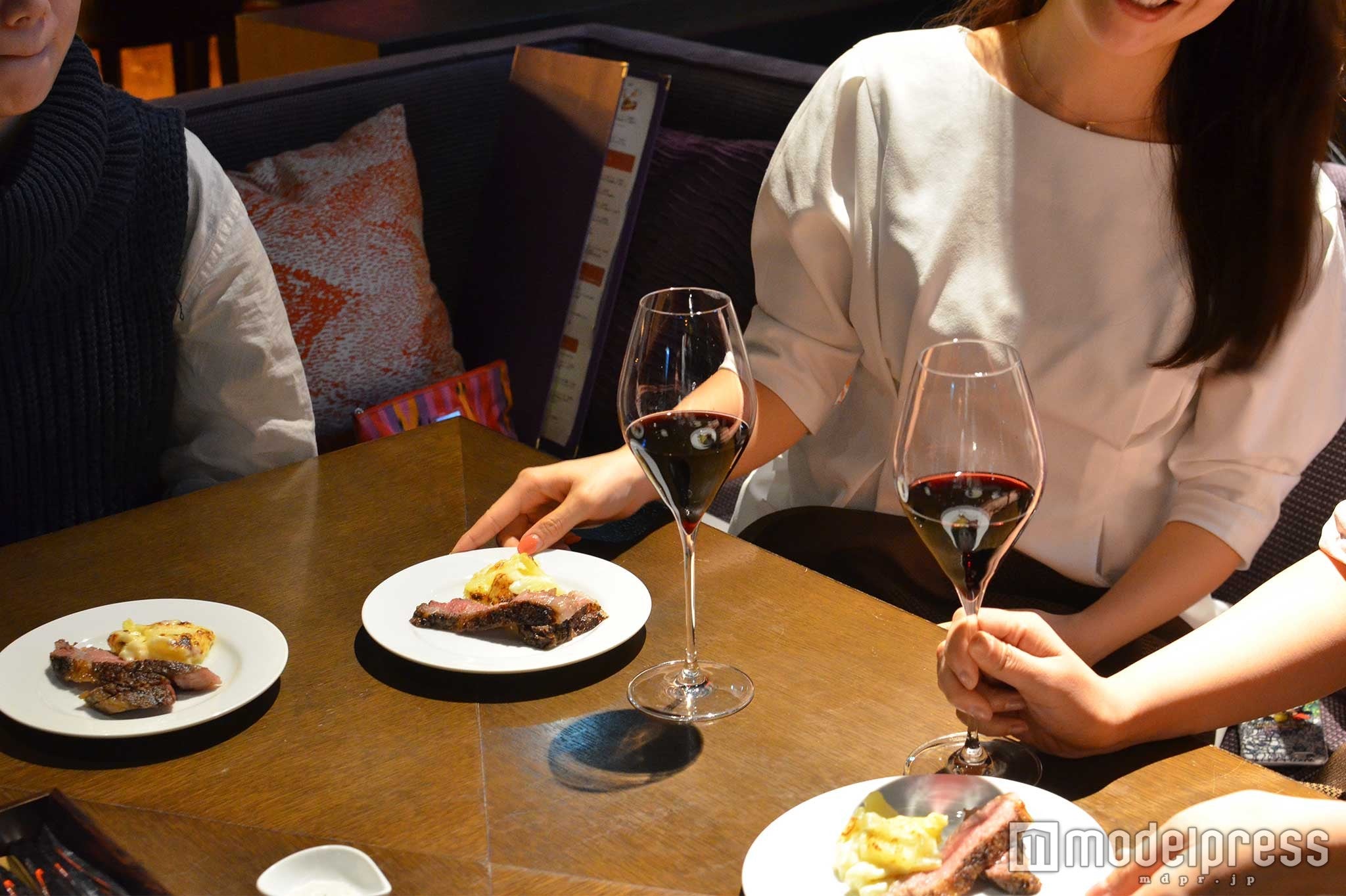 料理とお酒が美味しい女子会に（C）モデルプレス