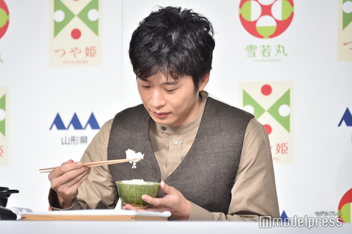 米を見つめる田中圭(C)モデルプレス