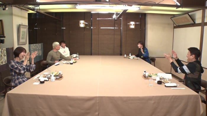 (左手前から時計回りに)山崎夕貴、松本人志、浜田雅功、野呂佳代、坂上忍(C)フジテレビ