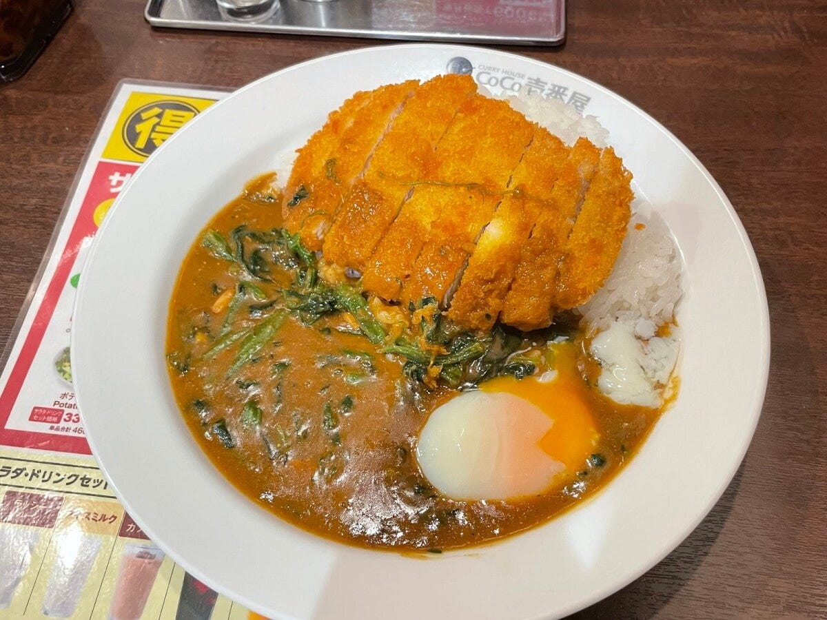 ロースカツカレー(2辛)に、ほうれん草と半熟タマゴをトッピング