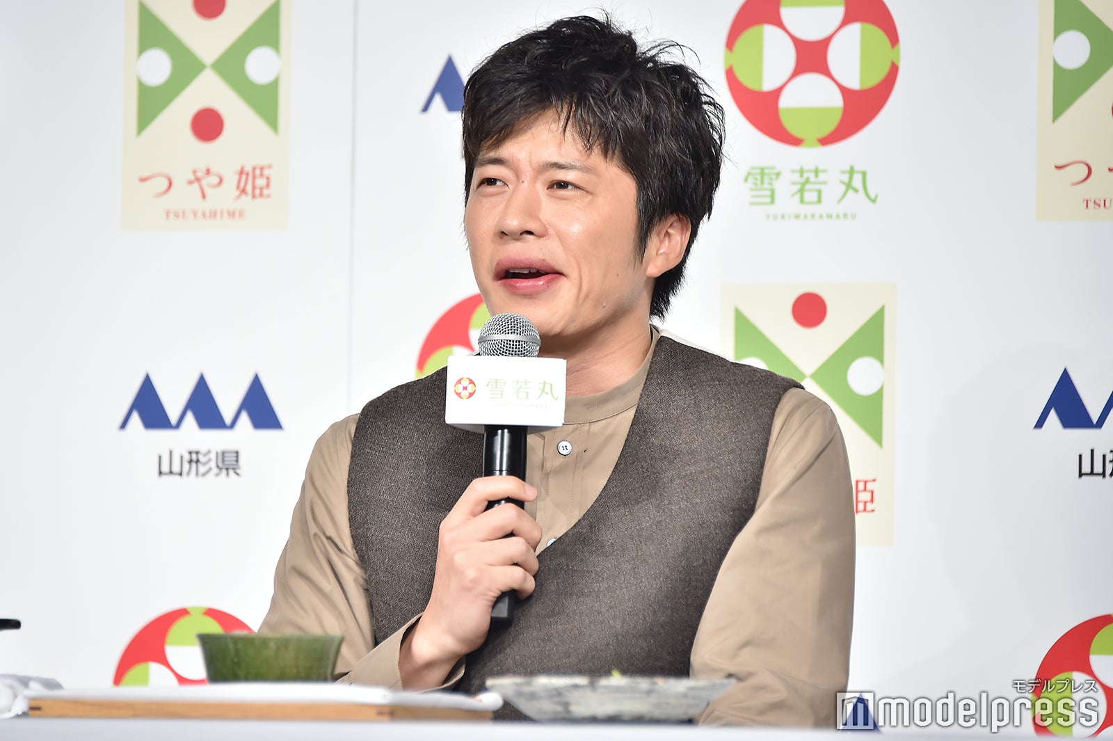 米の美味しさに満足げな田中圭（C）モデルプレス