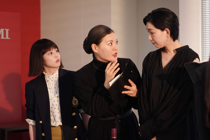 (左)今田美桜(右)江口のりこ/「悪女(わる)~働くのがカッコ悪いなんて誰が言った?~」第9話より(C)日本テレビ