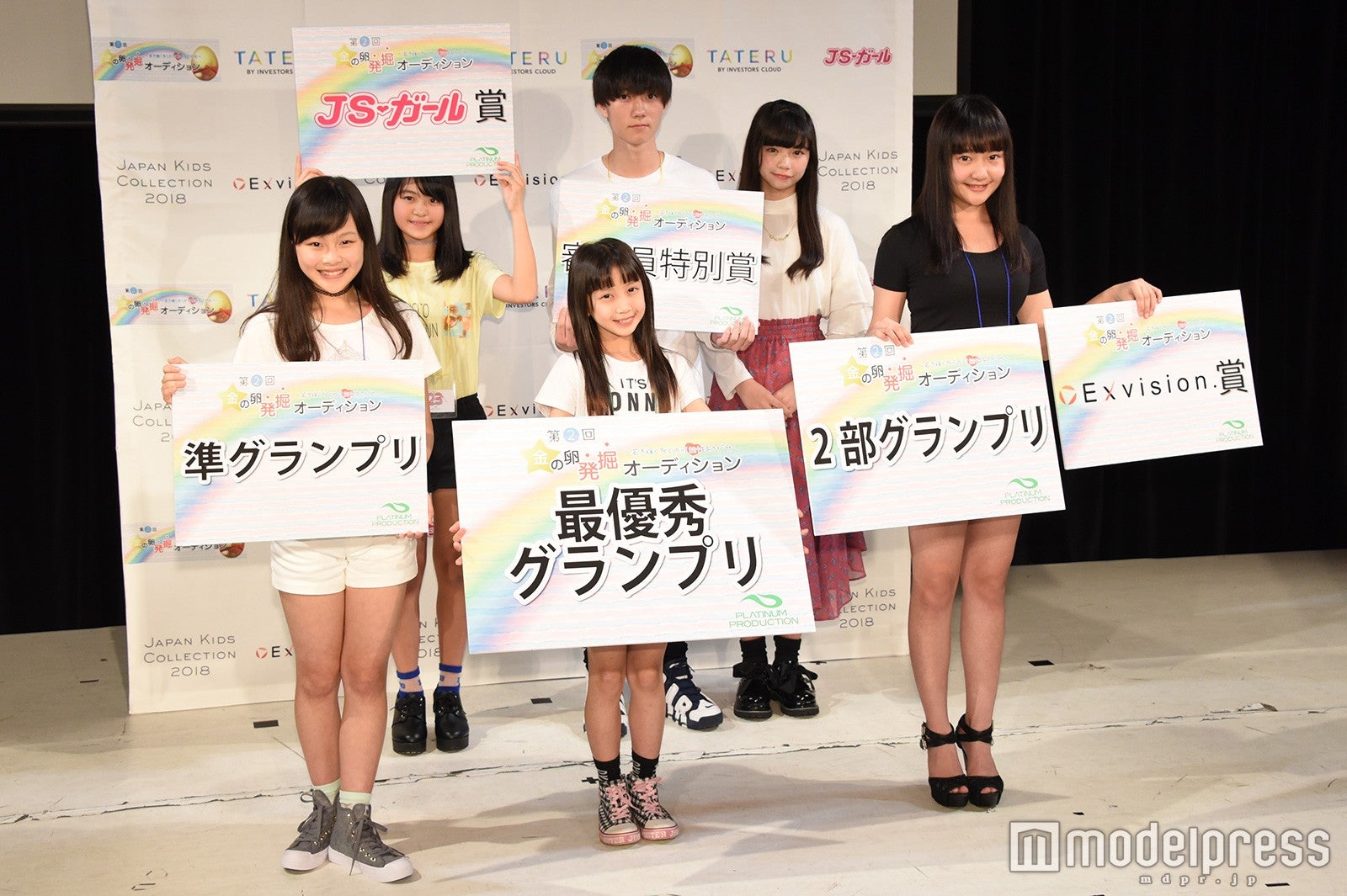 （前列左から）本堂真菜さん、安藤百華さん、田中愛夢里さん、（後列左から）大島優那さん、木村吏玖さん、西尾美恋（C）モデルプレス