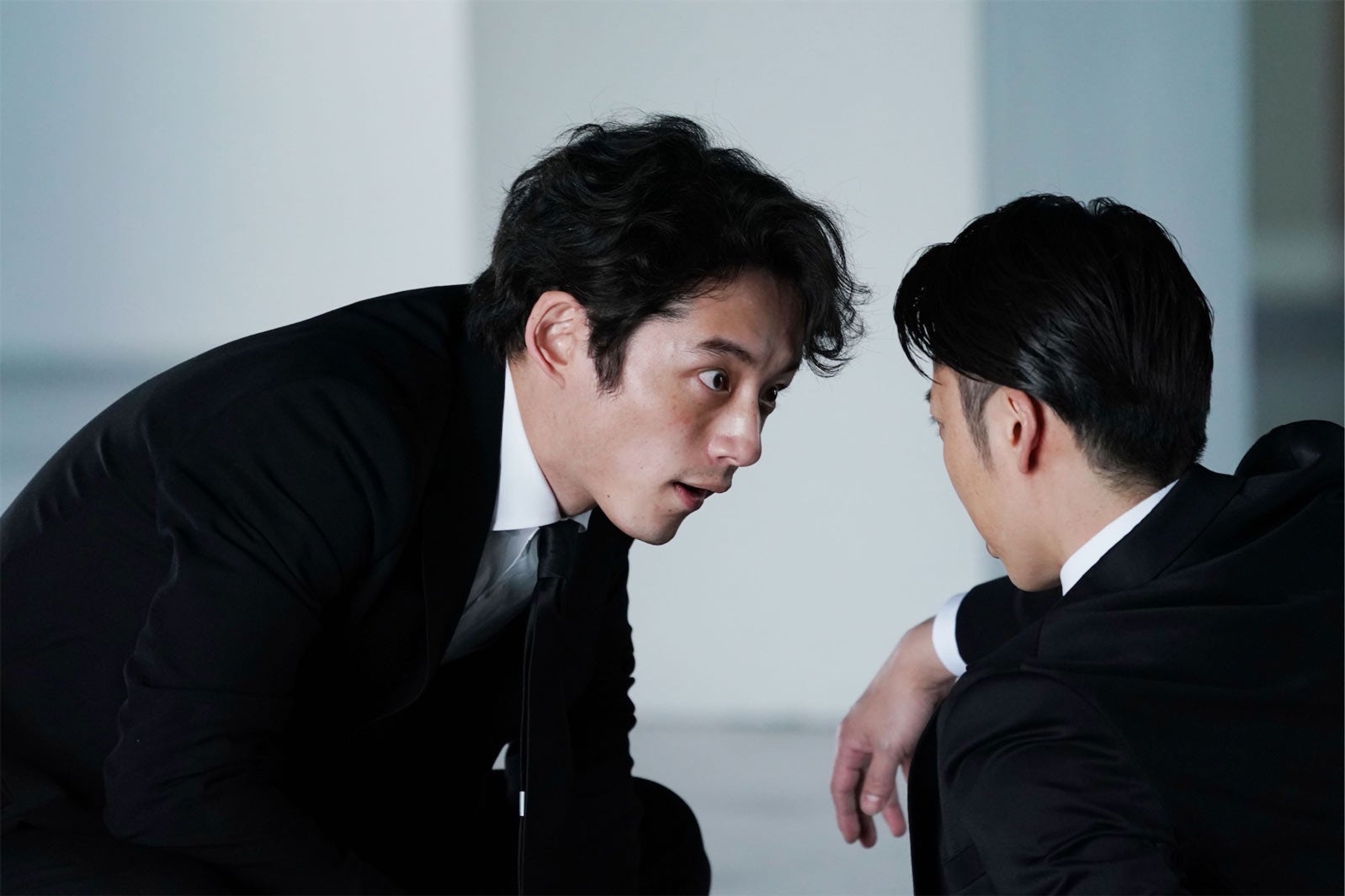 坂口健太郎、異常な迫力で睨みつける “サイコパス”全開の場面写真解禁＜ヘルドッグス＞