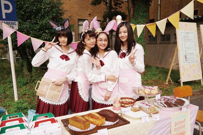 玉城ティナ、小島梨里杏、平祐奈、清水富美加 (C)2017「暗黒女子」製作委員会(C)秋吉理香子/双葉社