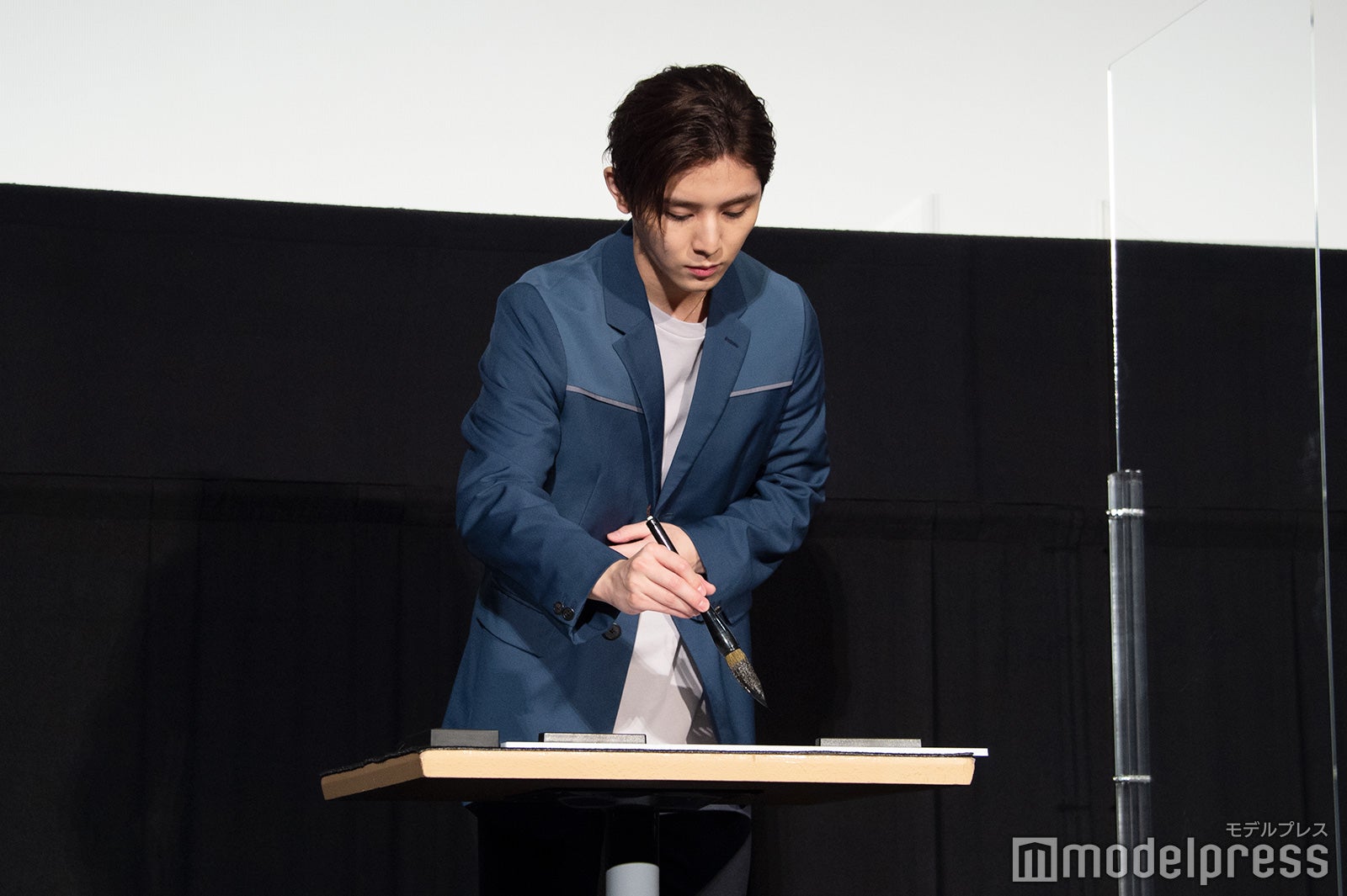 筆を手にした山田涼介（C）モデルプレス