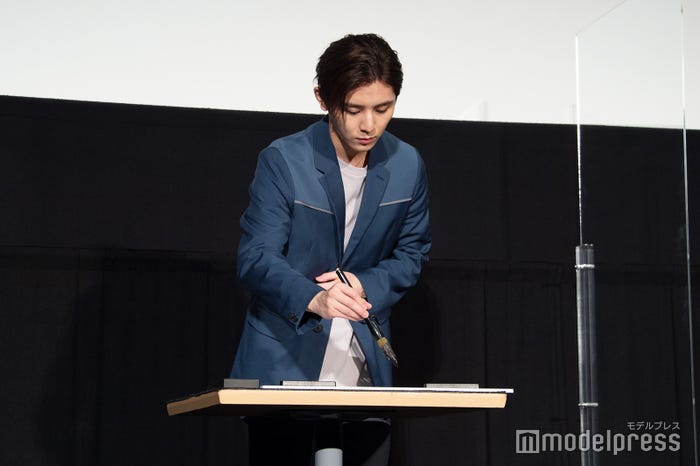 筆を手にした山田涼介(C)モデルプレス