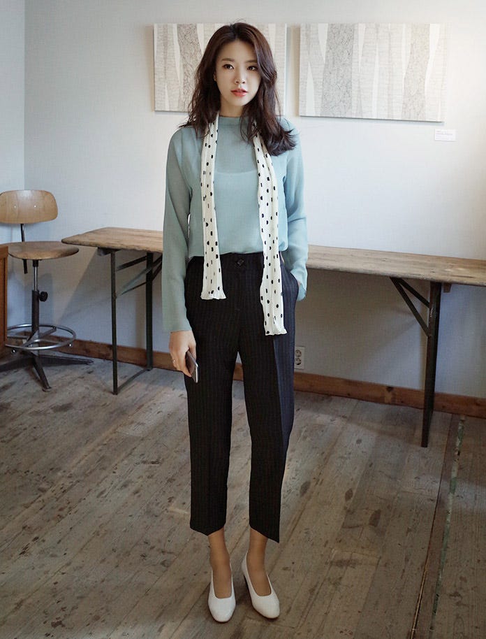 ボトルネックシースルーブラウス・全6色「DHOLIC」3,369円(税込)/画像提供:DHOLIC