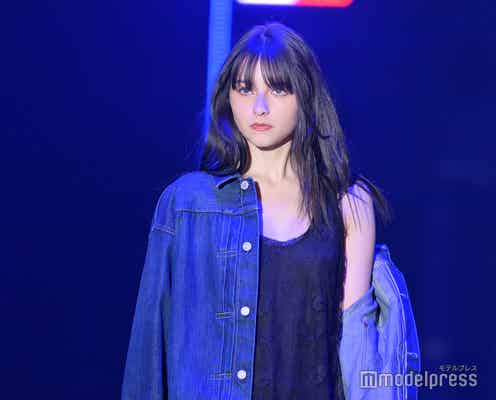 嵐莉菜、大胆な肩出しがSEXY 美脚際立つ肌見せコーデ【TGC 2024 S/S】