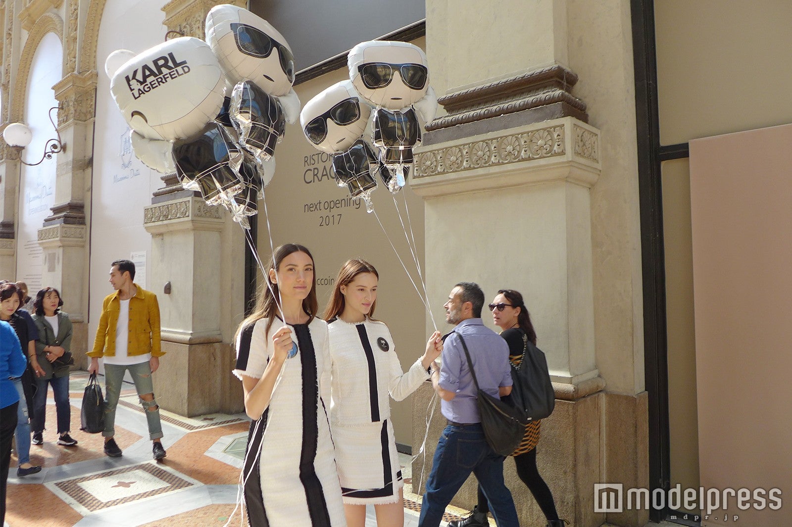 「CHANEL」カール・ラガーフェルドのバルーン