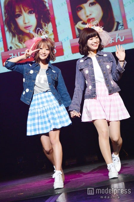 Popteen モデルの双子コーデ 手つなぎウォーキングに大歓声 モデルプレス Popteen モデルの双子コーデ 手つなぎウォーキングに大歓声 モデルプレス