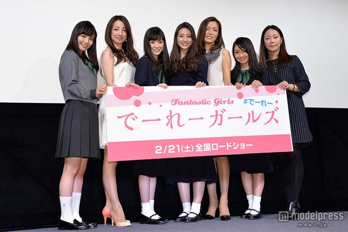 (左から)山根千佳、白羽ゆり、優希美青、足立梨花、安蘭けい、桃瀬美咲、大九明子監督