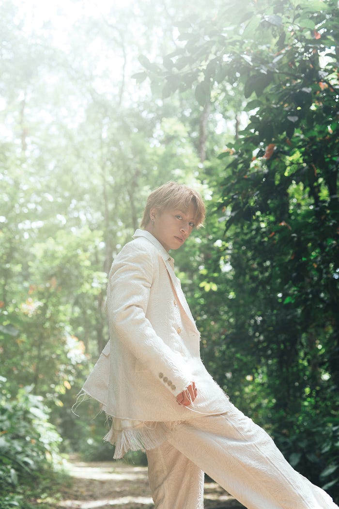白濱亜嵐「Hallelujah!!」セブンネット限定裏表紙カット(C)小学館 撮影/田形千紘