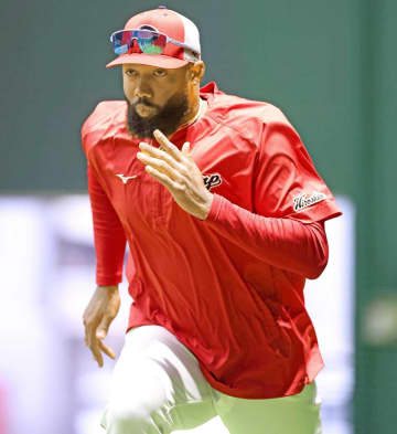 広島・ファビアン「アリガトウゴザイマス！」28歳誕生日にナインが祝福ハグの嵐 寒さに順応！開幕ダッシュに全集中