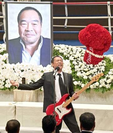 はなわ、飛行機内での“ガッツさん伝説”を披露 激しい揺れに「でこぼこ道だな」「伝説の男 ビバ・ガッツ」も披露