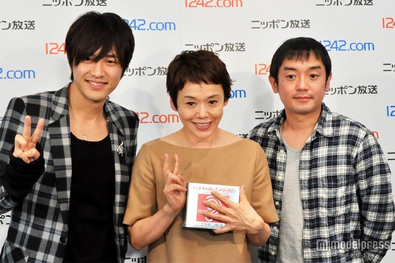 大竹しのぶ（中）とゆず（左：北川悠仁／右：岩沢厚治）