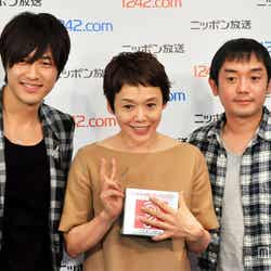 大竹しのぶ(中)とゆず(左:北川悠仁/右:岩沢厚治)