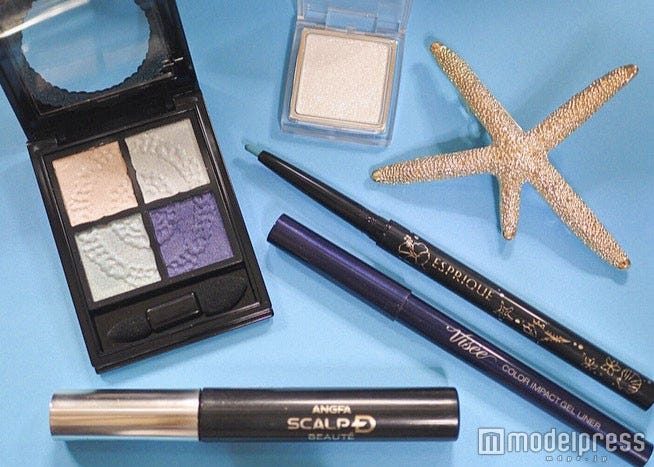 画像左上から時計回り【Visse】「グロッシーリッチアイズ“BL-7”」、【RMK】「インジーニアスパウダーアイズN“24”」、【エスプリーク】「ジェルペンシルアイライナー”BL900 ターコイズブルー”」、【Visee】「カラーインパクトジェルライナー“BL900”」、【SCALP-D】「ピュアフリーアイラッシュマスカラ“ブラック”」/写真・MAKO(C)モデルプレス