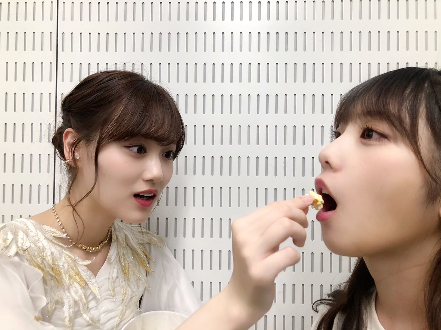 山下美月、与田祐希にポップコーンを“あーん”／ミュージックステーション出演後のオフショット（提供写真）