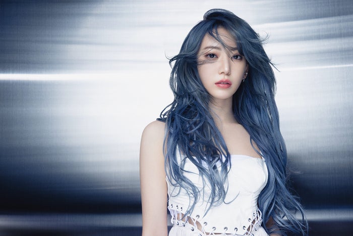 LE SSERAFIM・SAKURA、ブルーロングヘア披露 河北裕介プロデュースブランド「&be HAIR」モデル決定