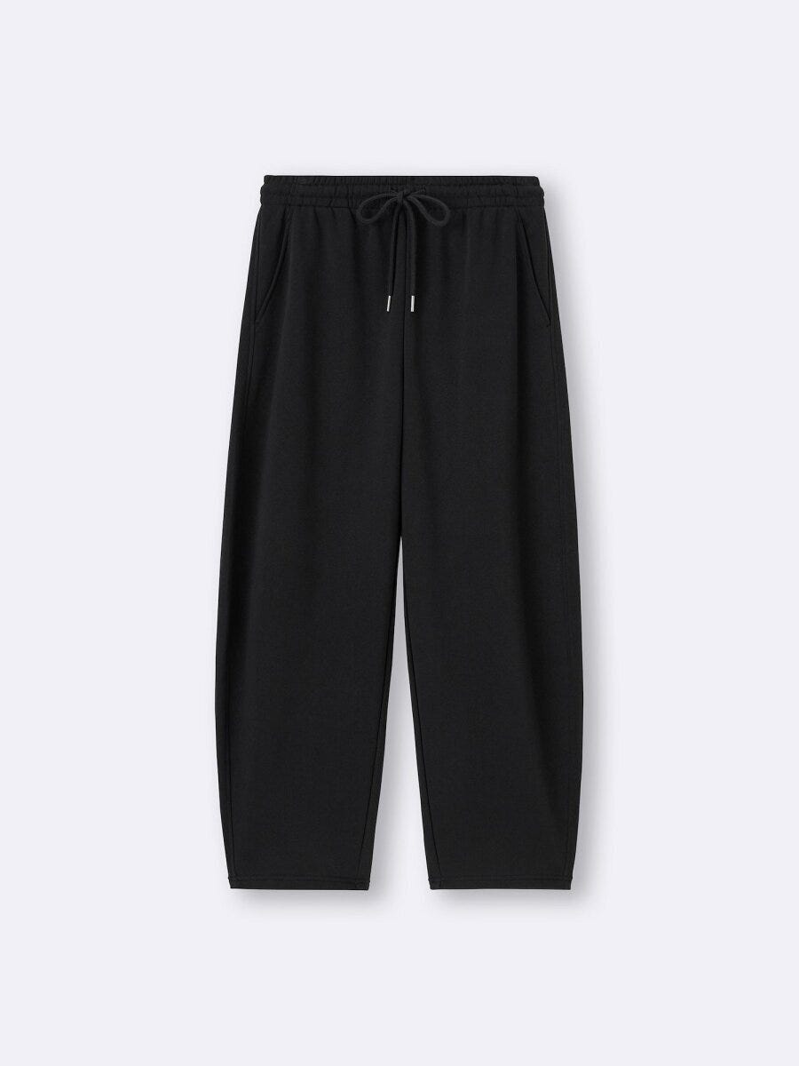 黒いスウェット素材のバレルシルエットアンクルパンツ