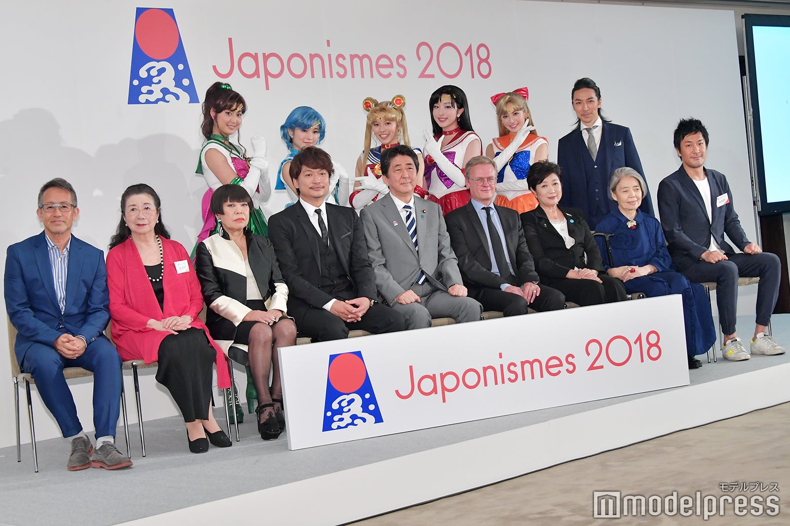 （前列左から）宮本亜門、石井幹子、コシノジュンコ、香取慎吾、安倍晋三内閣総理大臣、ローラン・ピック駐日フランス大使、小池百合子東京都知事、樹木希林、猪子寿之（後列左から）2.5次元ミュージカル・セーラー戦士、TAKAHIRO氏（C）モデルプレス