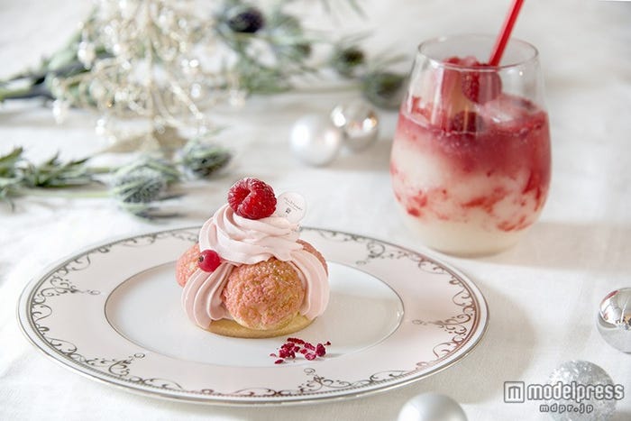 左から「Profitrole Pink Dress」700円(税込み)「Peach&Berry Smoothie」650円(税込み)/画像提供:「JILL STUART Beauty & PARTY CAFE」