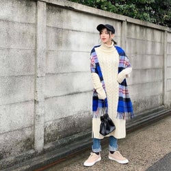 ロングワンピースを今っぽく着こなすコツ|コーデの幅広がるボトムスの合わせ方とは?