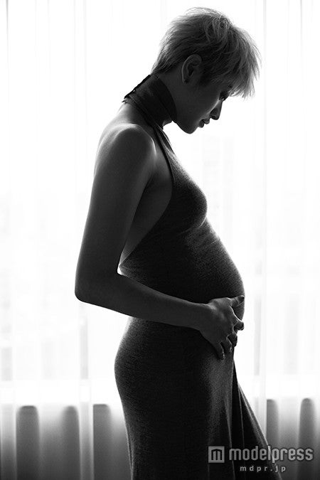 第1子出産の山田優、臨月のマタニティショット披露