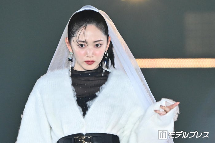 鈴木愛理、ベールがお似合い オーバーサイズニットからSEXY美脚【GirlsAward 2024AW】
