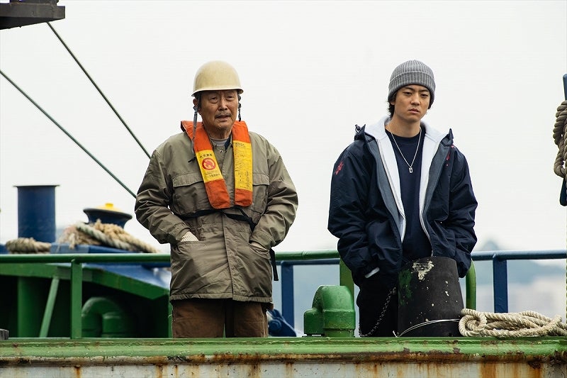 伊藤健太郎（右）（C）2022「冬薔薇（ふゆそうび）」FILM PARTNERS