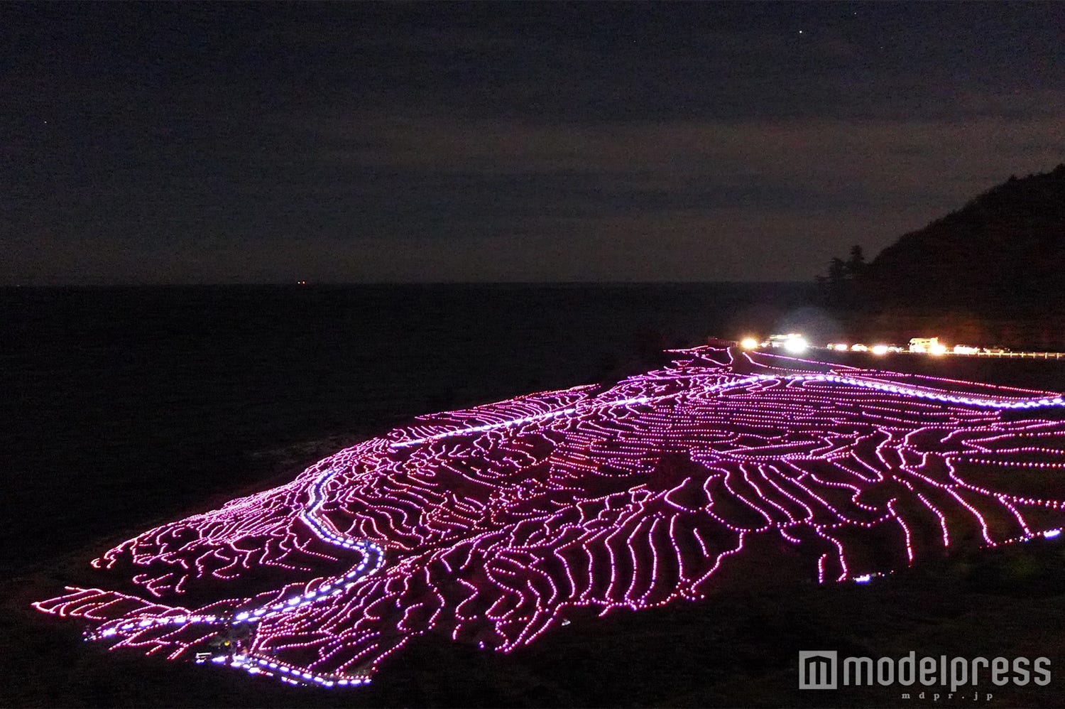 ロマンティックなピンク&黄色イルミ輝く!石川の棚田が光の海に