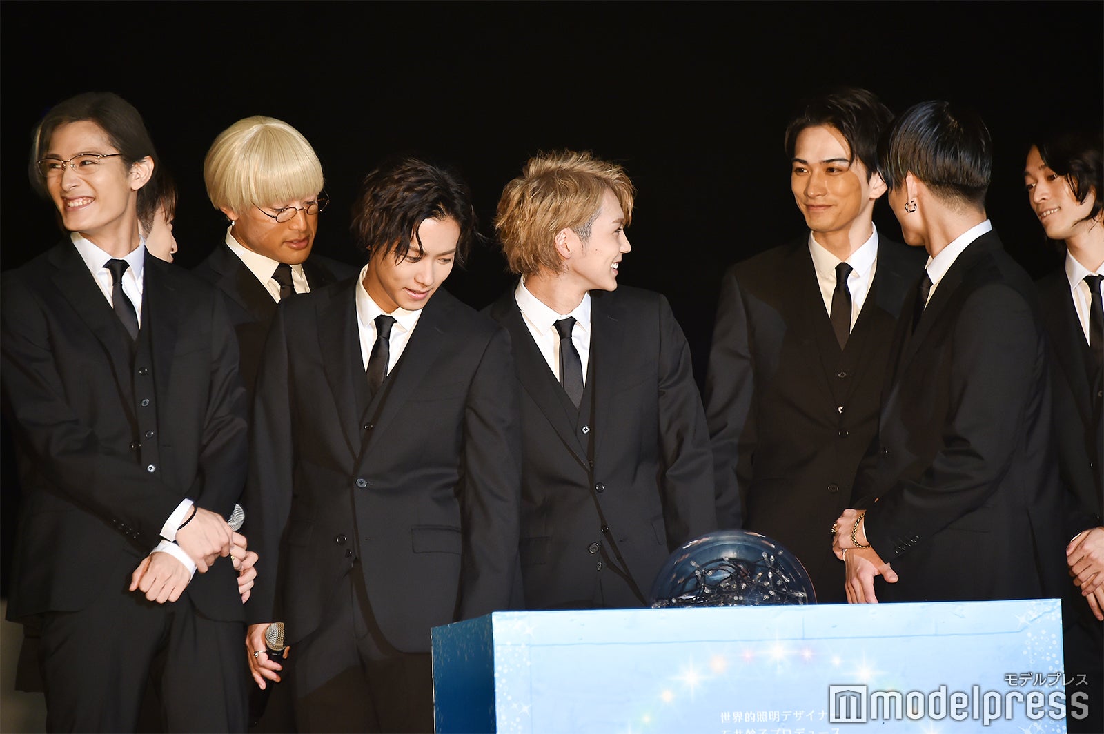 （左から）塩野瑛久、佐野玲於、関口メンディー、川村壱馬、吉野北人、町田啓太、長谷川慎、こだまたいち（C）モデルプレス