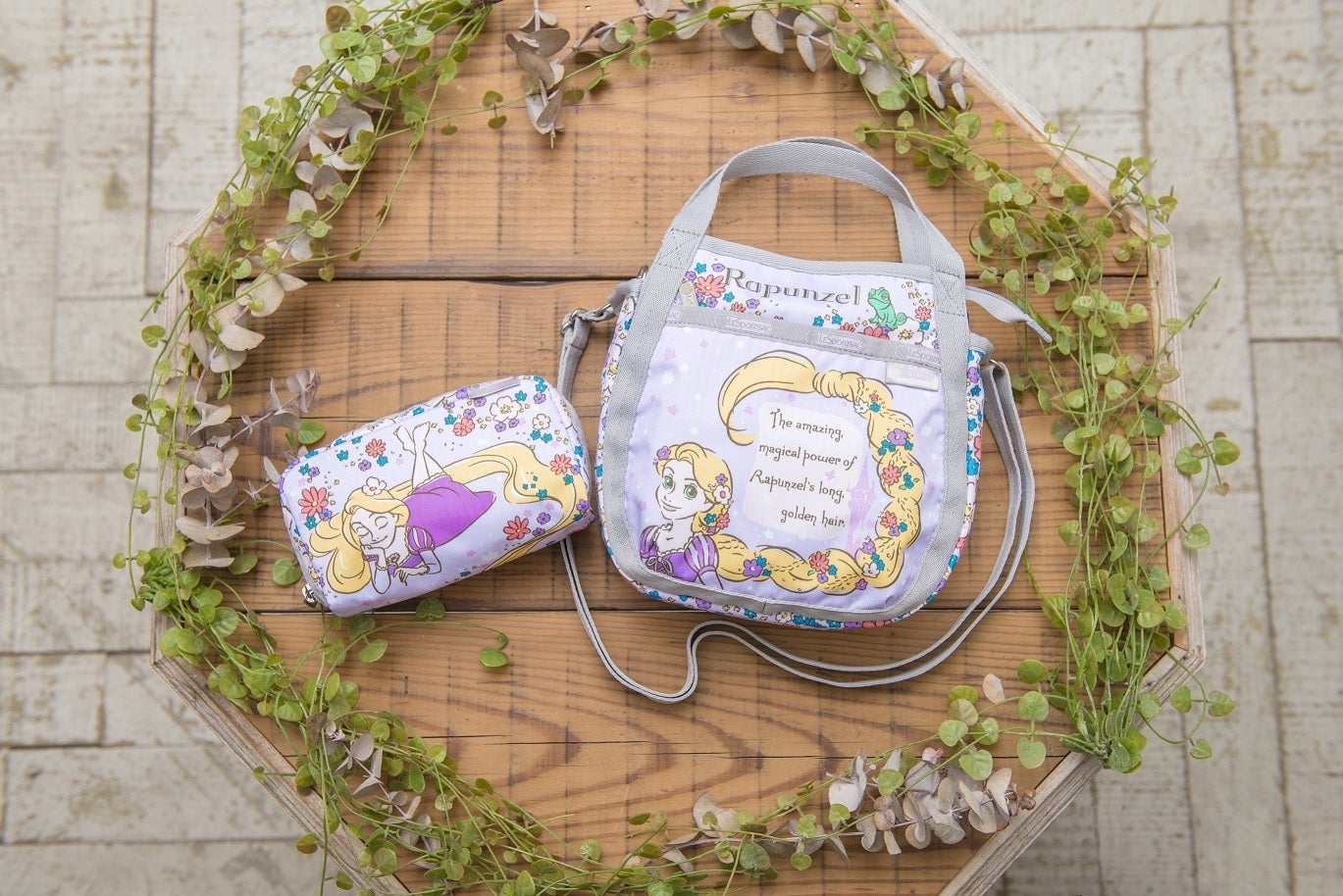 左：ポーチ￥5,500右：2way ショルダーバッグ￥17,000（C）Disney