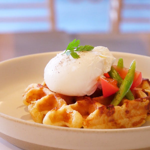 グリエール チーズワッフル + ポーチドエッグ／画像提供：ブルーボトルコーヒージャパン