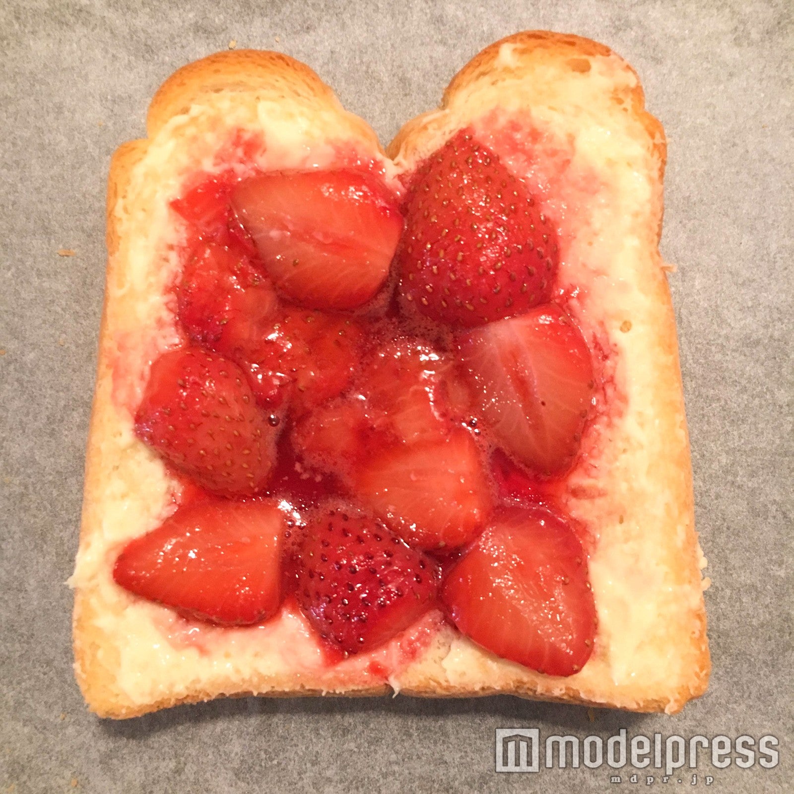 出来立てほやほやのいちごをオン！／画像提供：柏原歩