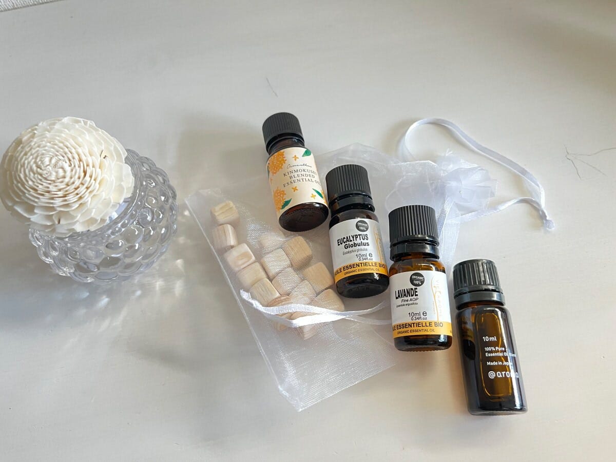 「ユーカリとラベンダー」や「ユーカリとレモングラス」を1対1の割合で垂らして楽しむのもおすすめ