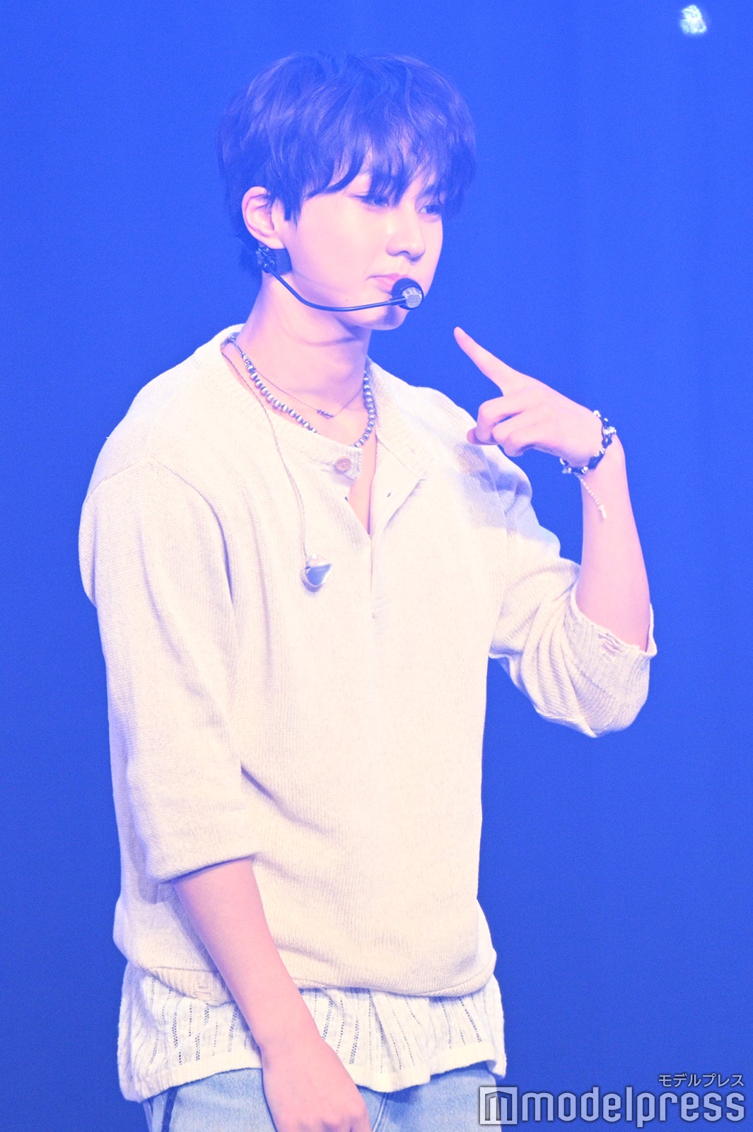 ファンサービスで頬をぷくっと膨らませるJUNGWON（ジョンウォン）（C）モデルプレス