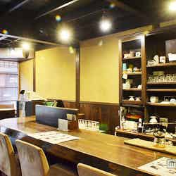 目の前でコーヒーを淹れているところも見ることが出来るカウンター/画像提供:茶房素心