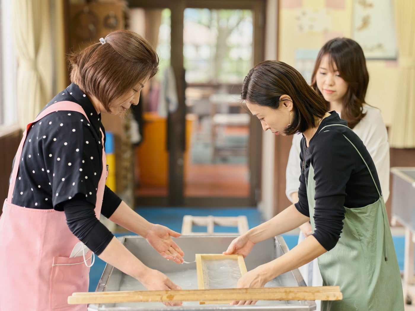 手漉きで作る越前和紙作り／提供画像